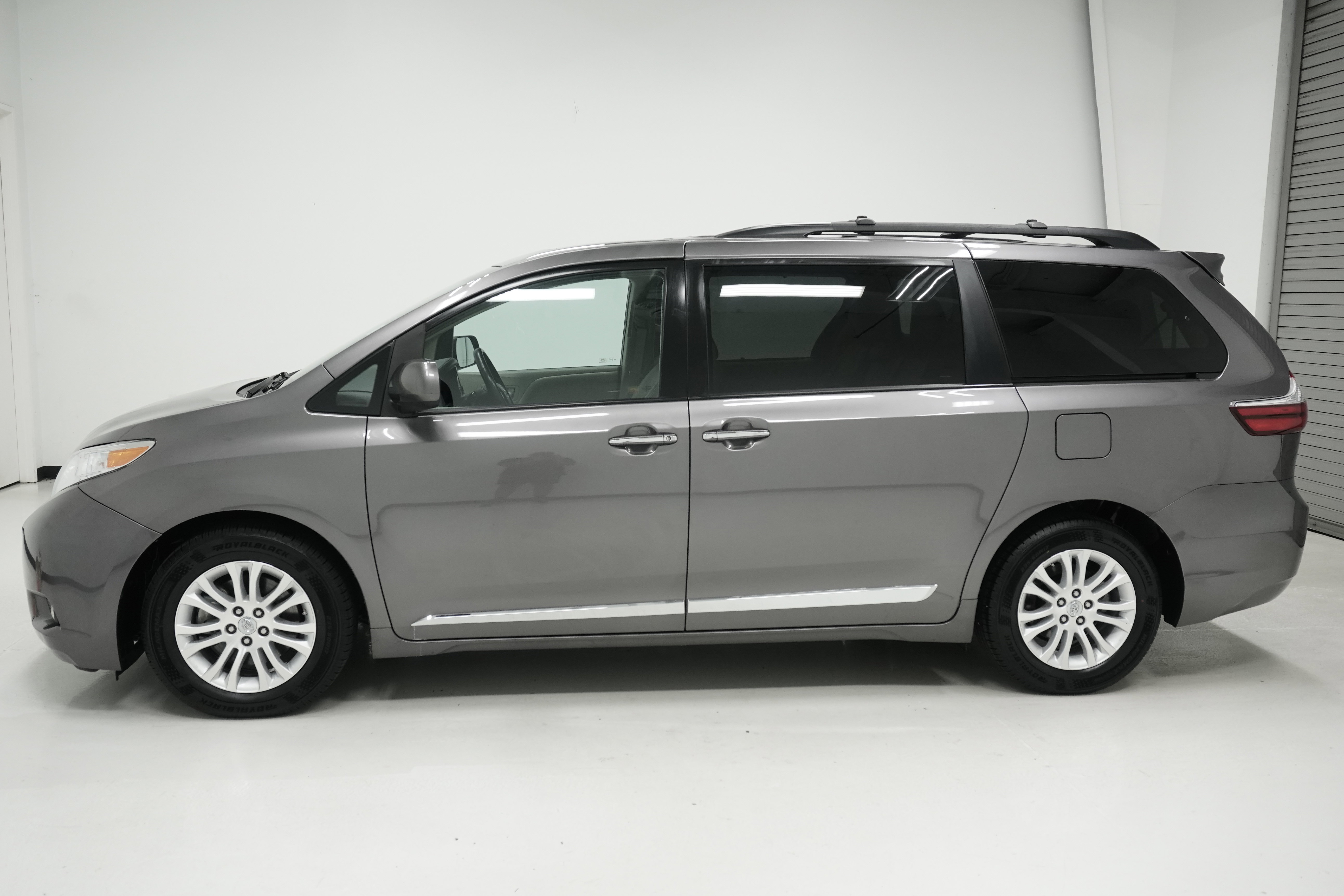 Used 2017 Toyota Sienna XLE w/ XLE Navigation Package FWD image 7
