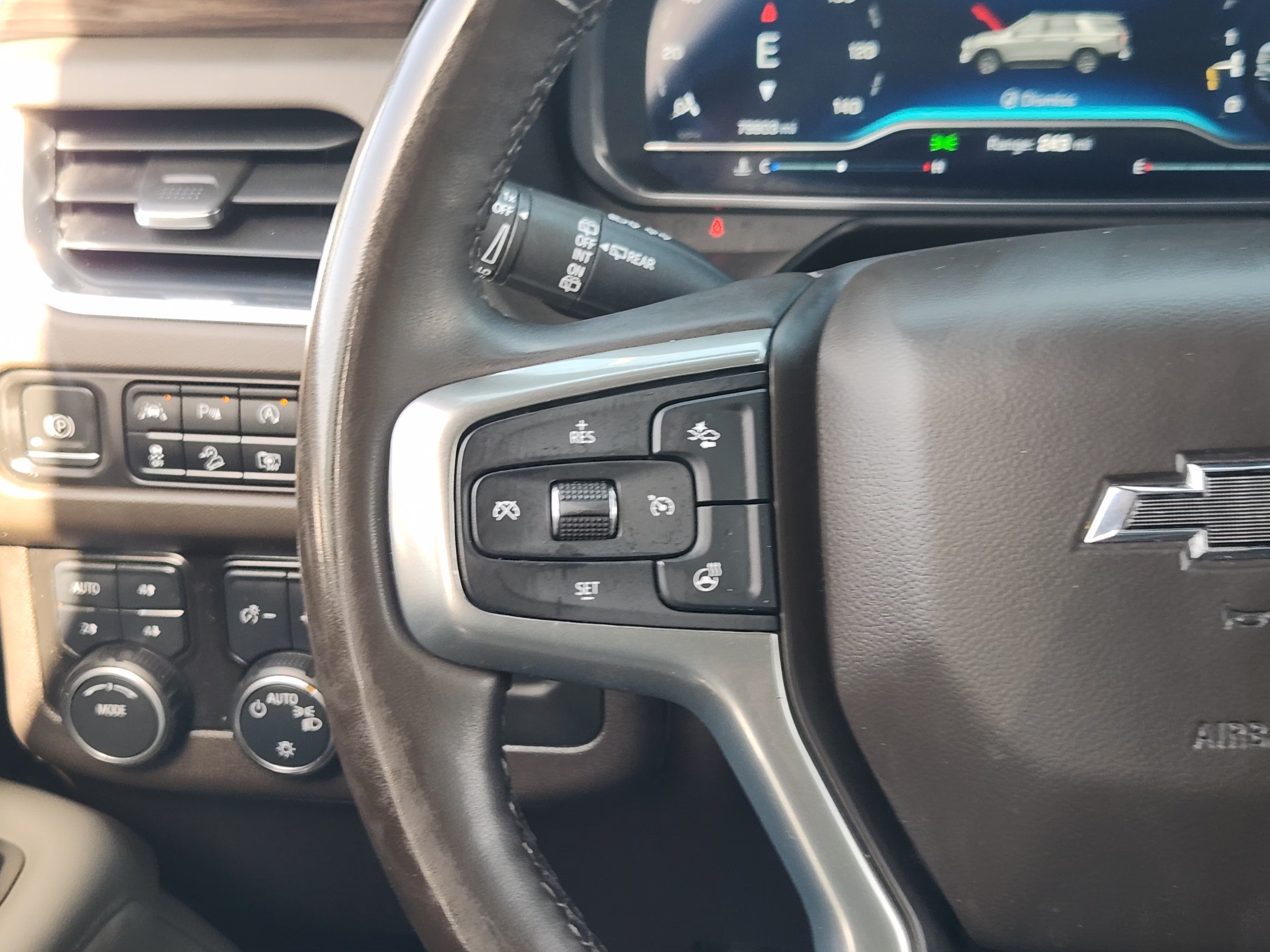 Used 2023 Chevrolet Tahoe Z71 w/ Luxury Package AWD/4WD image 28