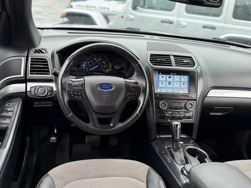 Used 2017 Ford Explorer XLT w/ Equipment Group 202A AWD/4WD image 4