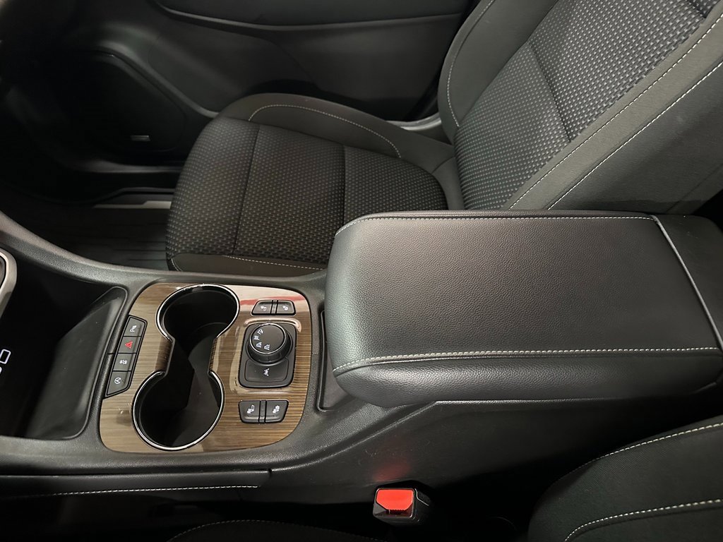 Used 2023 GMC Acadia SLE w/ Driver Convenience Package image 30