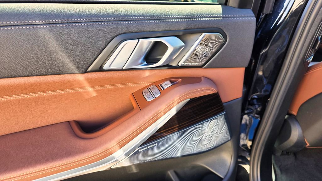 Used 2021 BMW X7 M50i w/ Dynamic Handling Package image 25