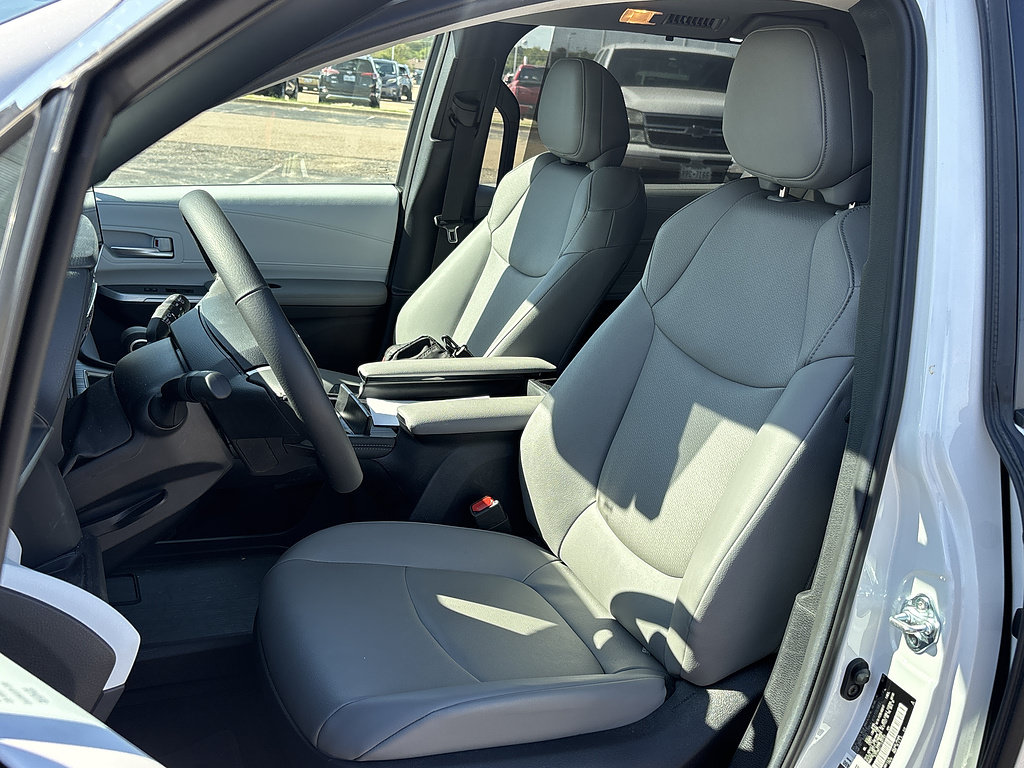 Used 2026 Toyota Sienna XLE FWD image 7
