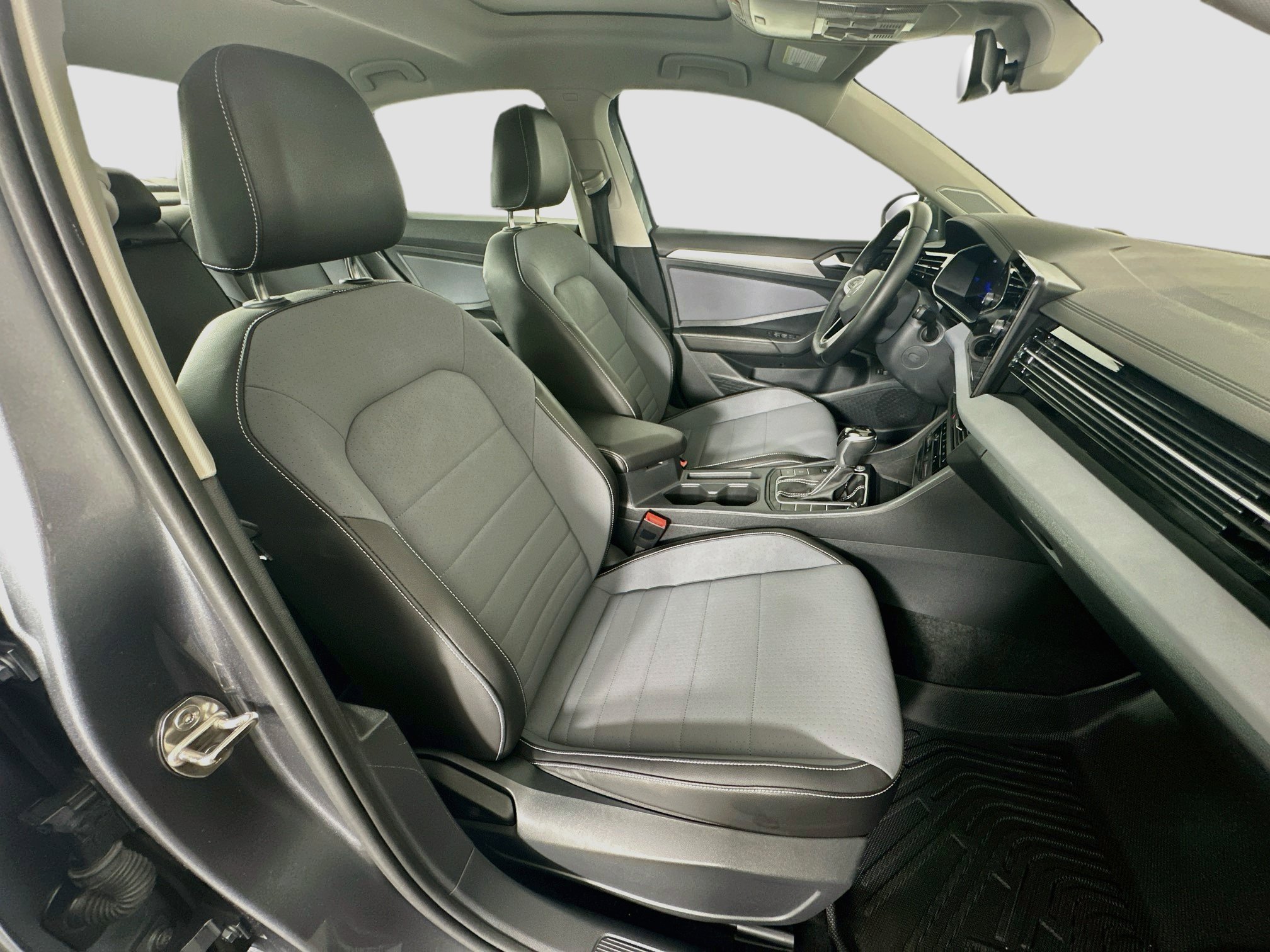 Used 2025 Volkswagen Jetta SE FWD image 31