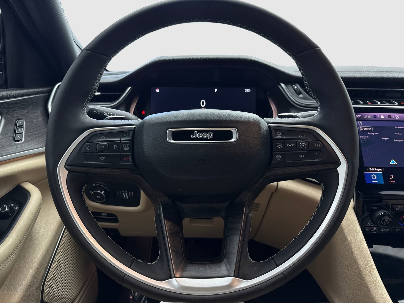 Used 2025 Jeep Grand Cherokee Limited w/ Black Appearance Package image 19