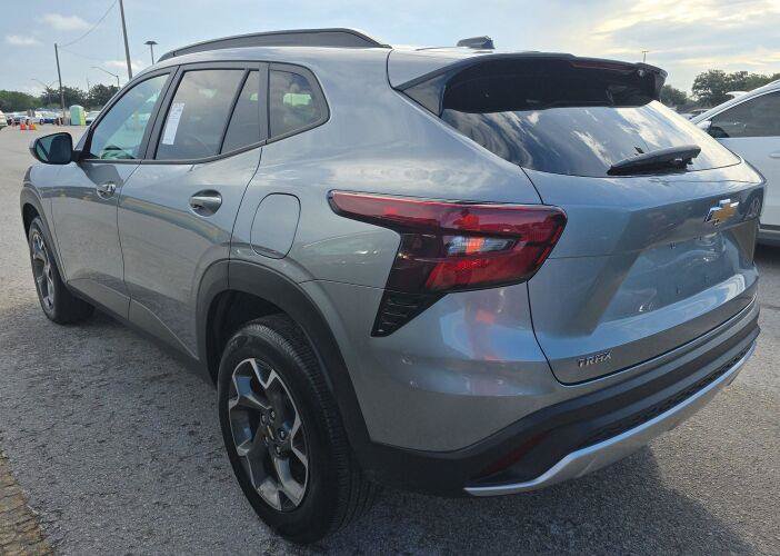 Used 2024 Chevrolet Trax LT FWD image 2