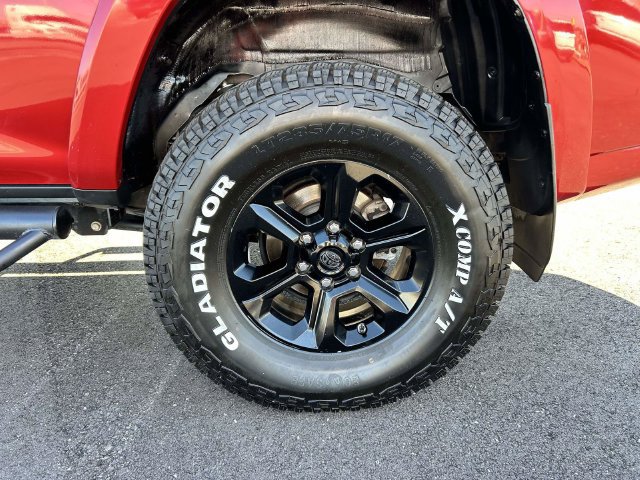 Used 2018 Toyota 4Runner SR5 AWD/4WD image 3