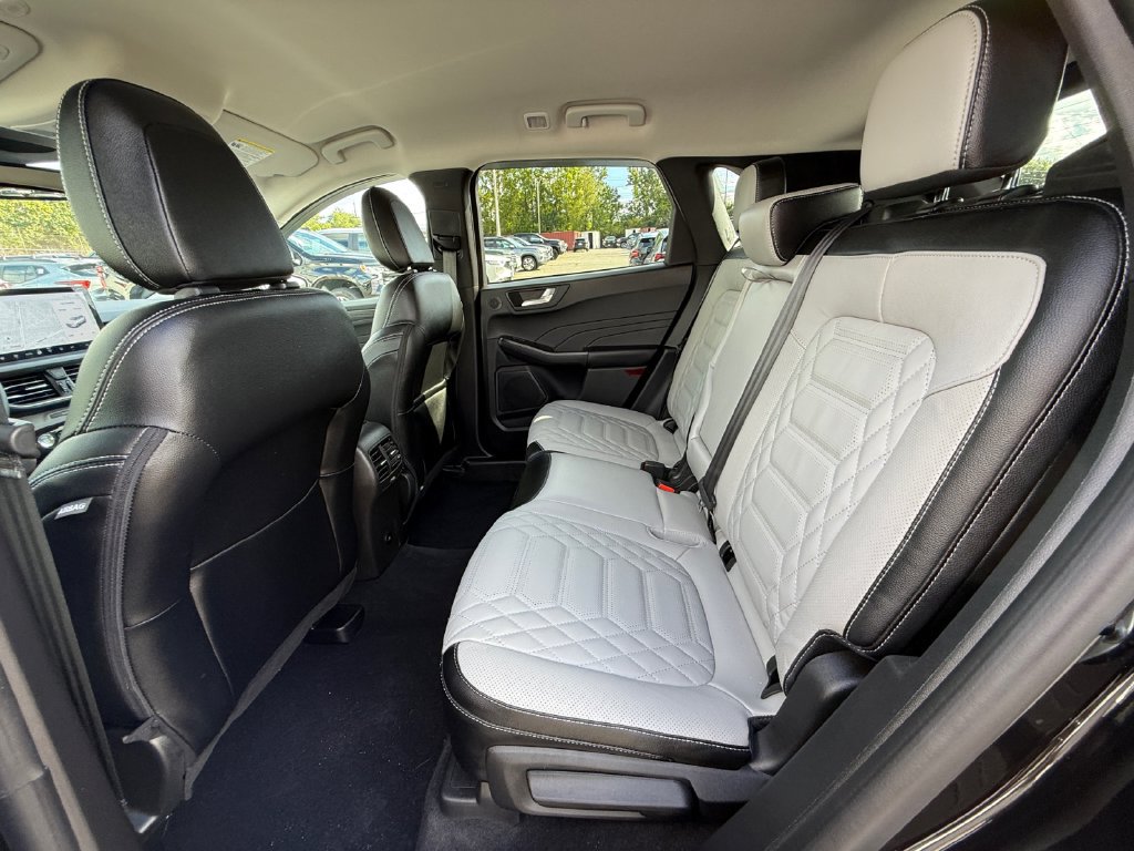 Used 2023 Ford Escape Platinum w/ Premium Technology Package AWD/4WD image 23