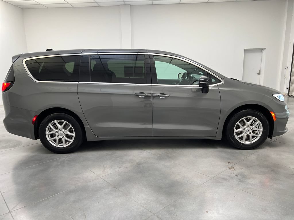 Used 2025 Chrysler Pacifica Select FWD image 10