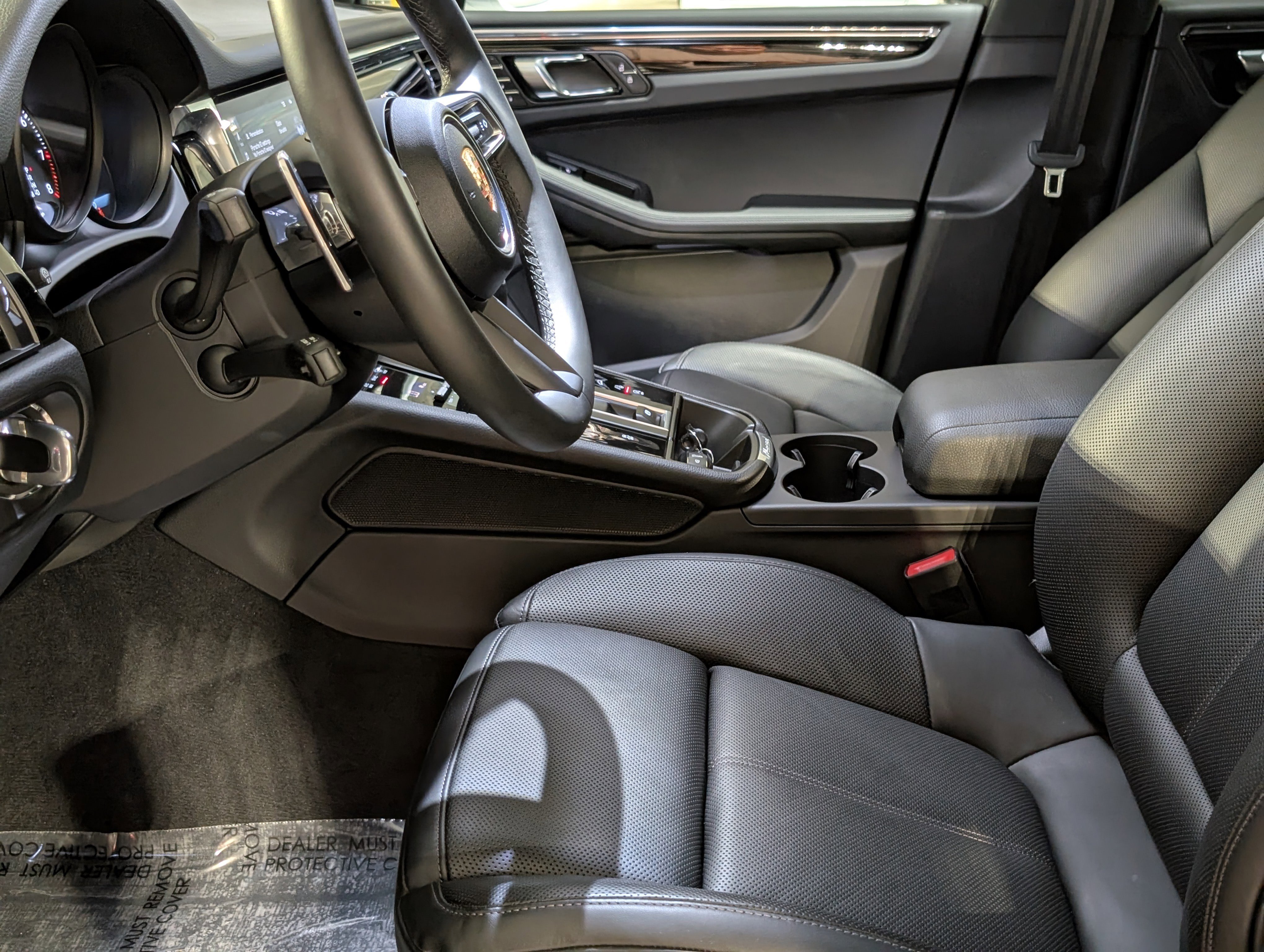 Certified 2025 Porsche Macan image 5