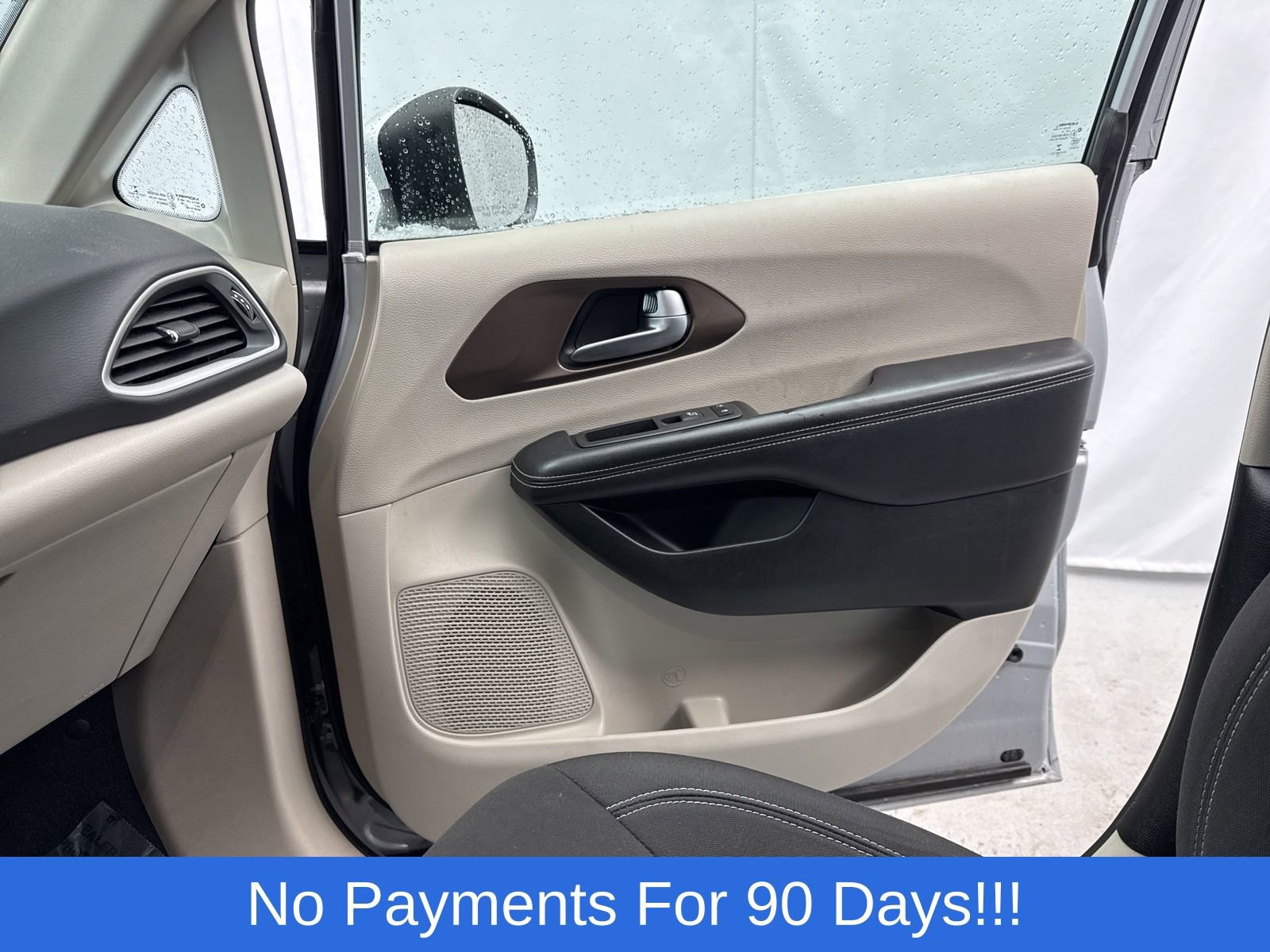 Used 2022 Chrysler Voyager LX image 20