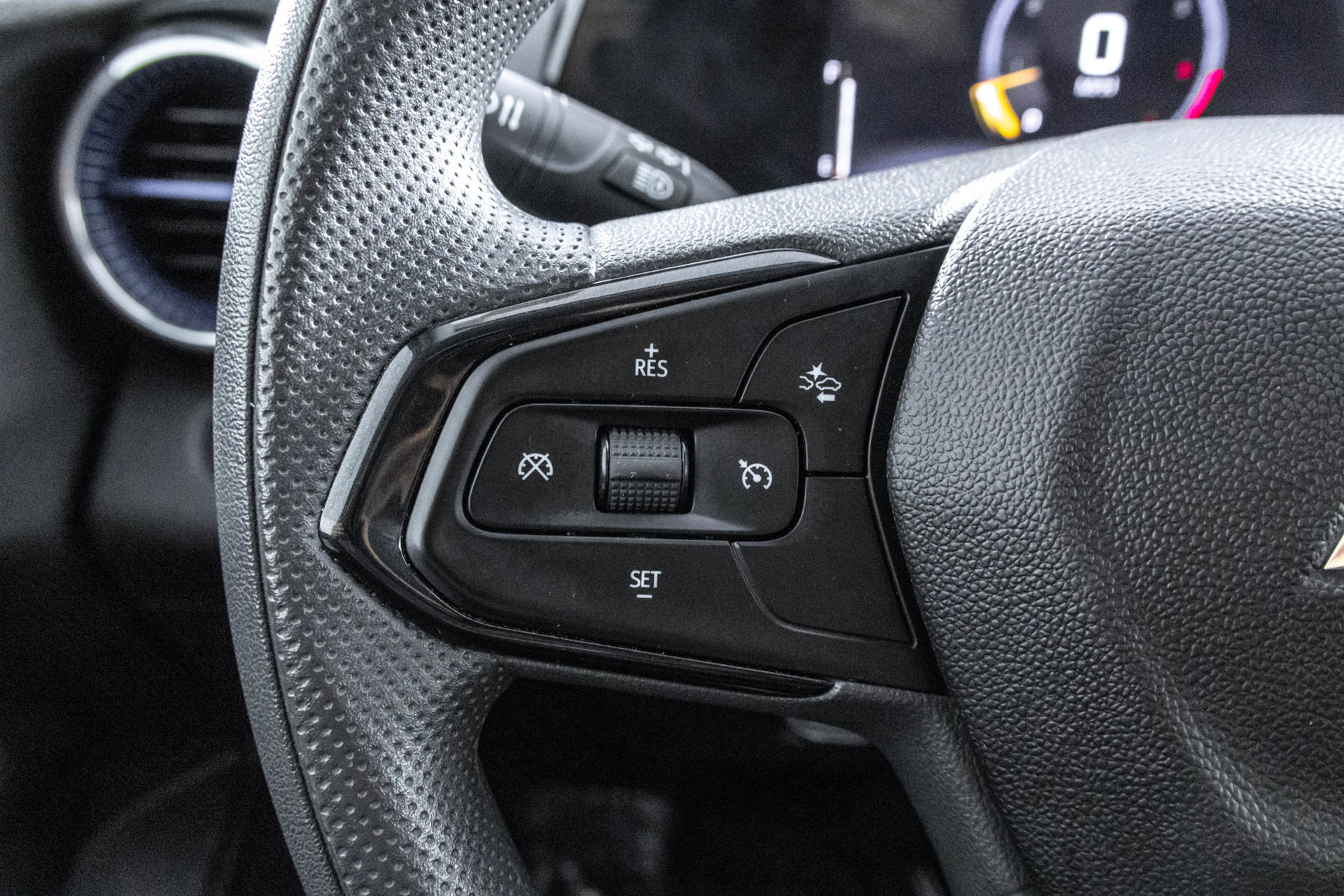 Used 2025 Chevrolet Trax LT FWD image 23