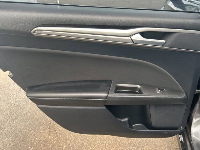 Used 2020 Ford Fusion SE FWD image 32