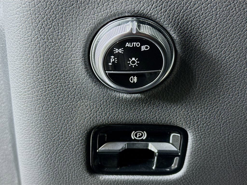 Used 2024 Mercedes-Benz GLC 300 4MATIC w/ AMG Line image 10