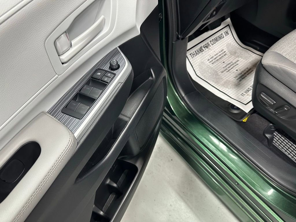 Used 2025 Toyota Sienna LE image 9
