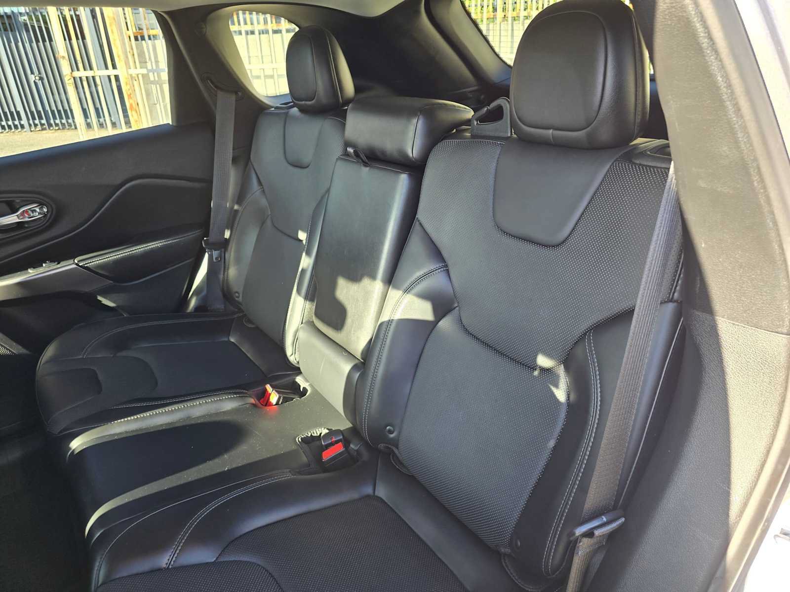 Used 2019 Jeep Cherokee Limited FWD image 17