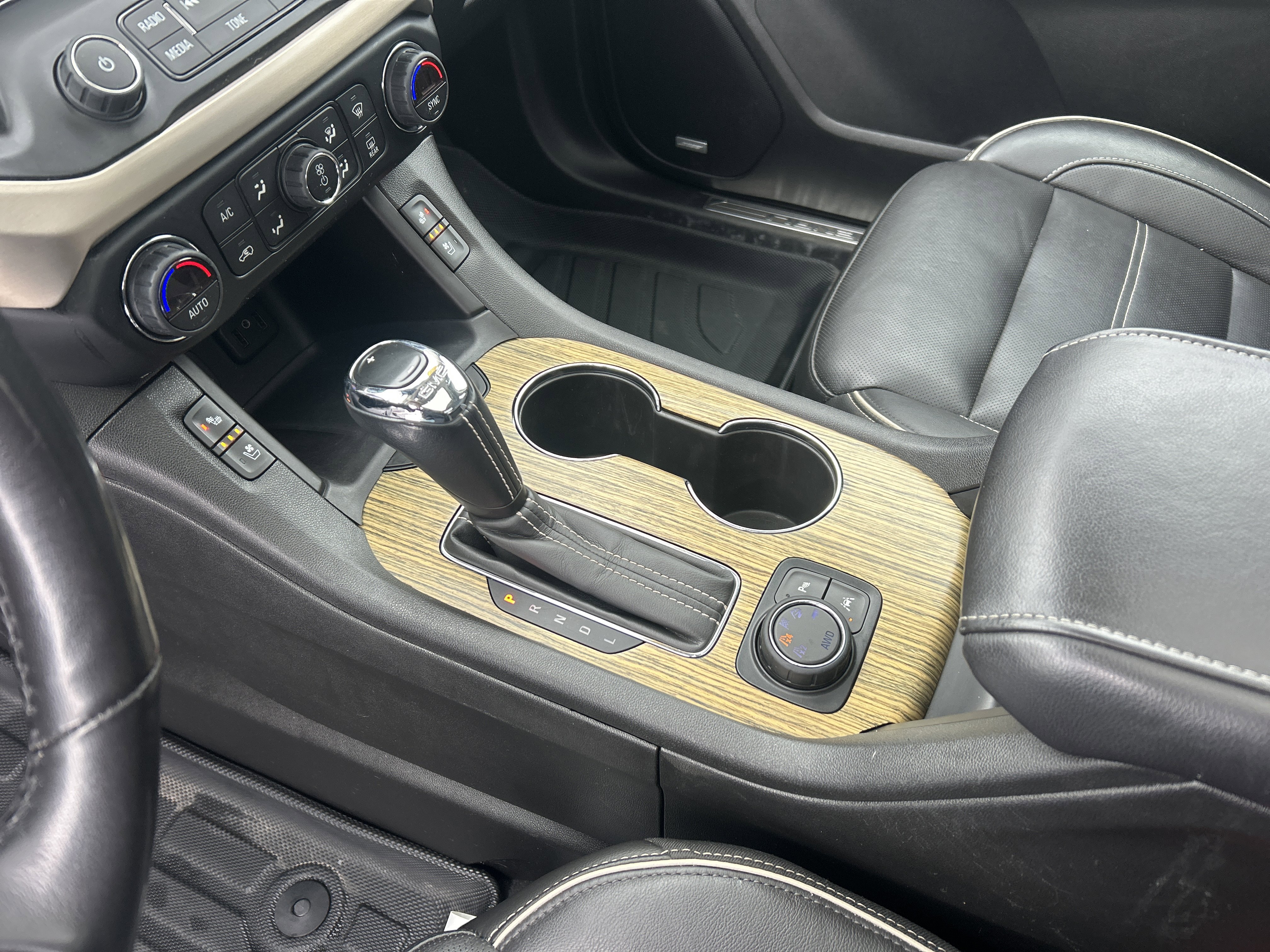 Used 2019 GMC Acadia Denali image 23