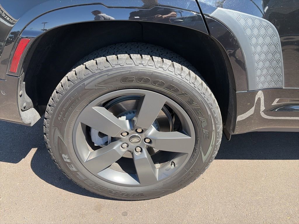 Used 2025 Land Rover Defender 130 X-Dynamic SE image 10