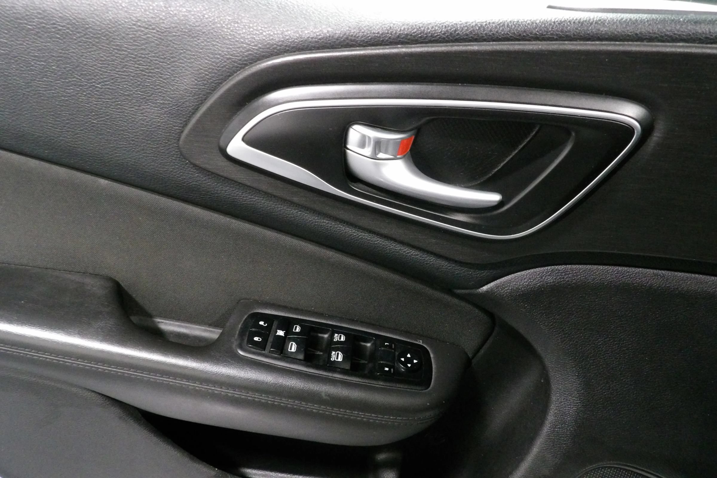 Used 2016 Chrysler 200 Limited w/ Convenience Group FWD image 7