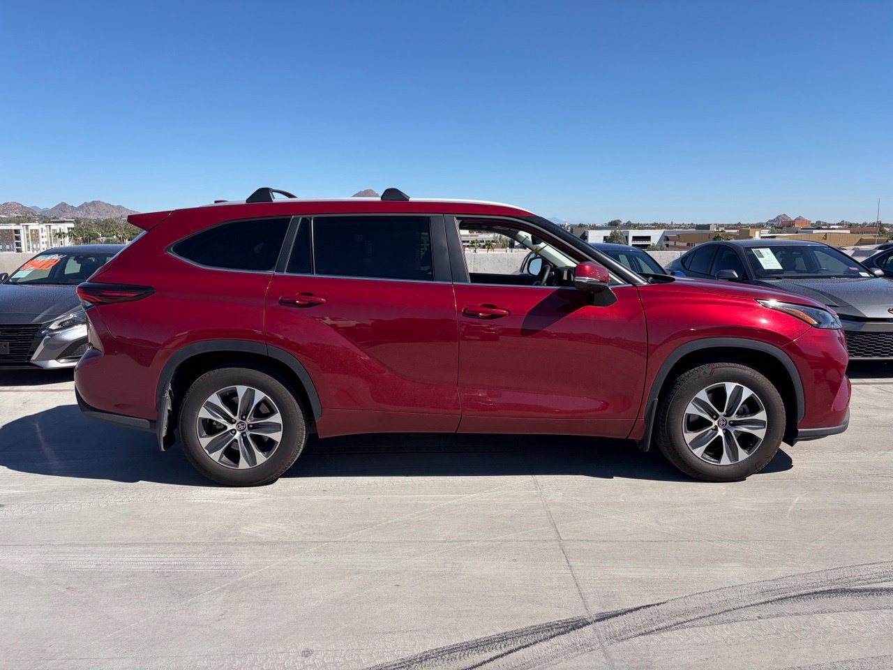 Used 2025 Toyota Highlander XLE FWD image 3