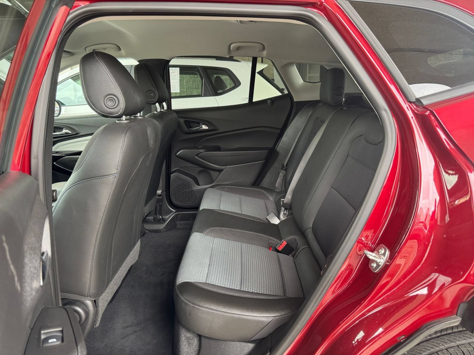 Used 2025 Chevrolet Trax LT FWD image 25