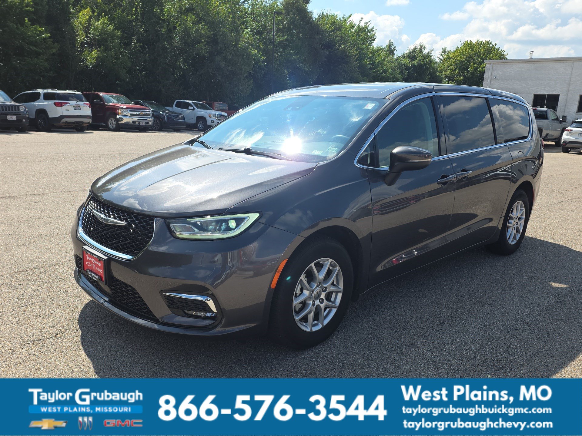 Used 2023 Chrysler Pacifica Touring-L FWD image 4