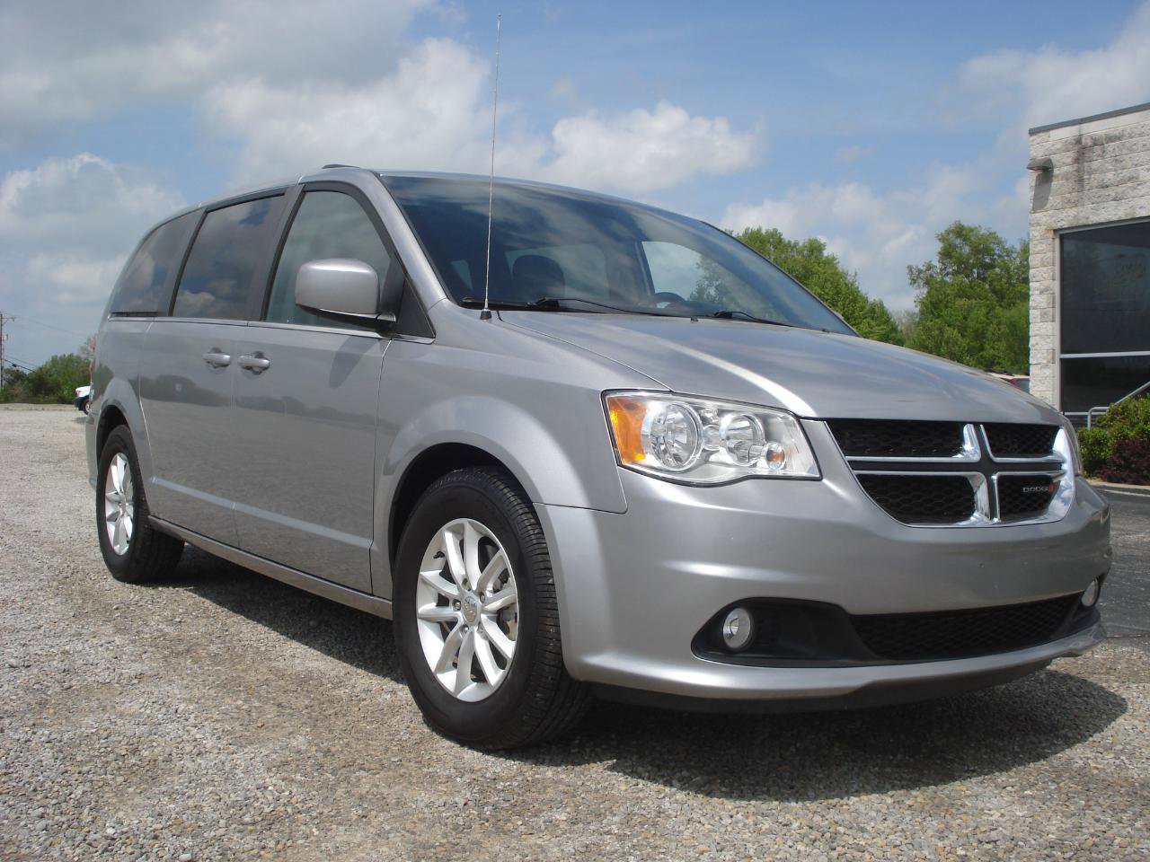 Used 2018 Dodge Grand Caravan SXT image 2