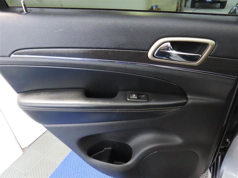 Used 2015 Jeep Grand Cherokee Limited w/ Luxury Group II image 33