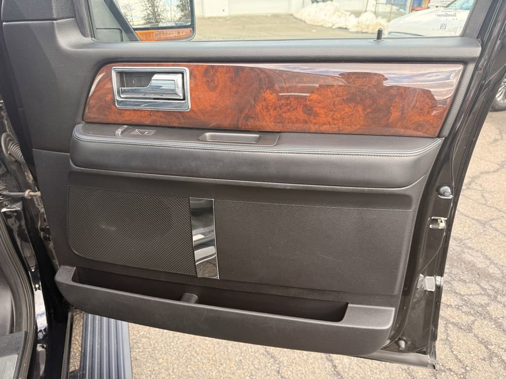 Used 2017 Lincoln Navigator Select image 17