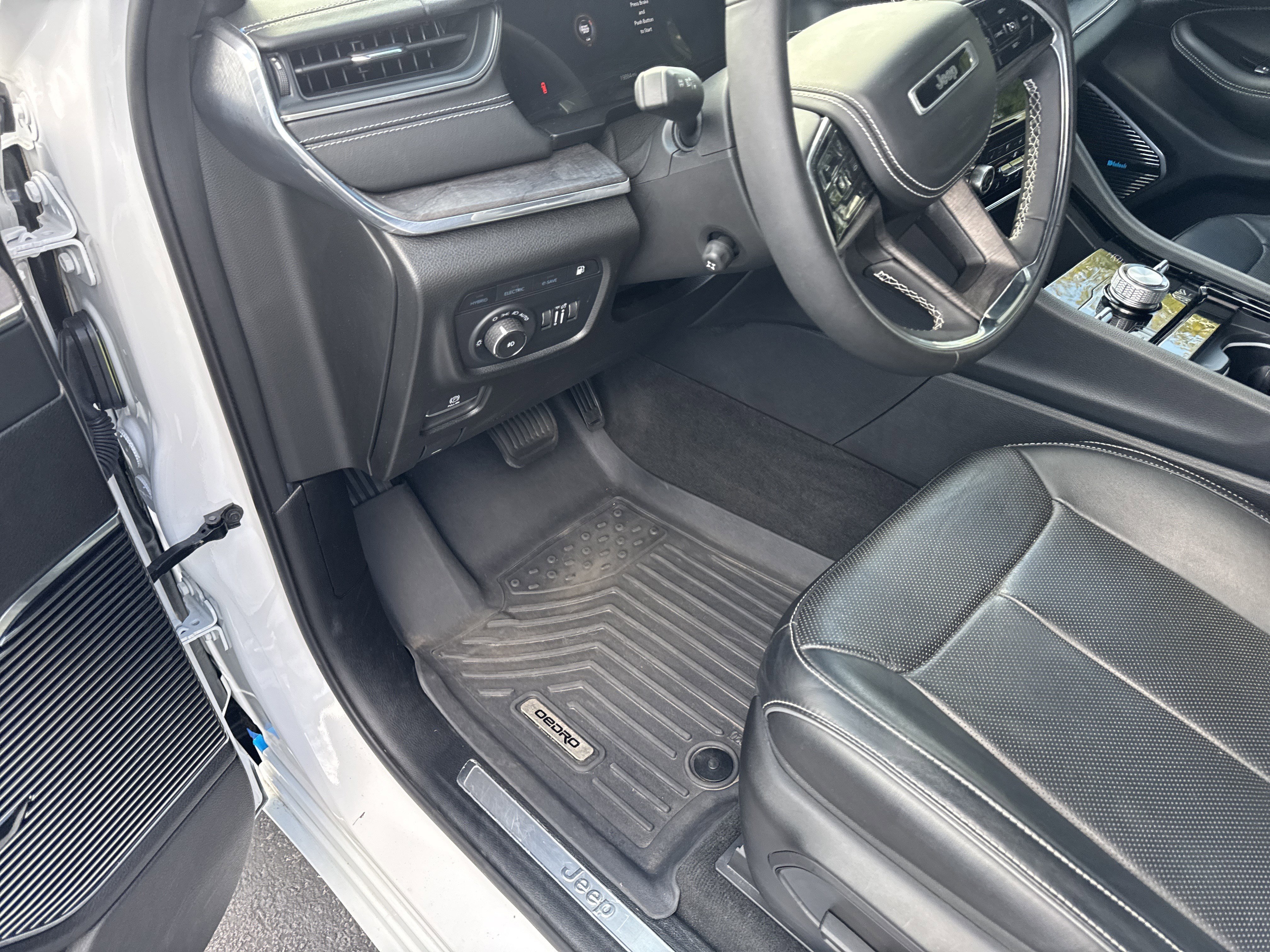 Used 2023 Jeep Grand Cherokee Overland AWD/4WD image 18
