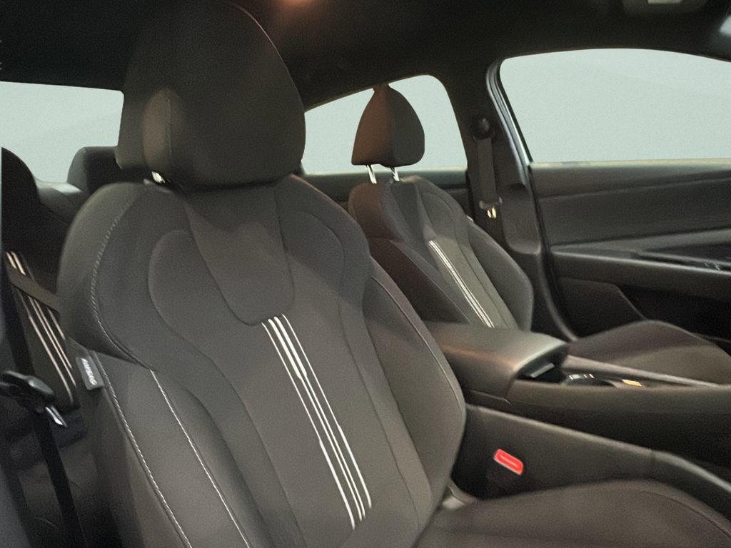 Certified 2025 Hyundai Elantra SEL image 15
