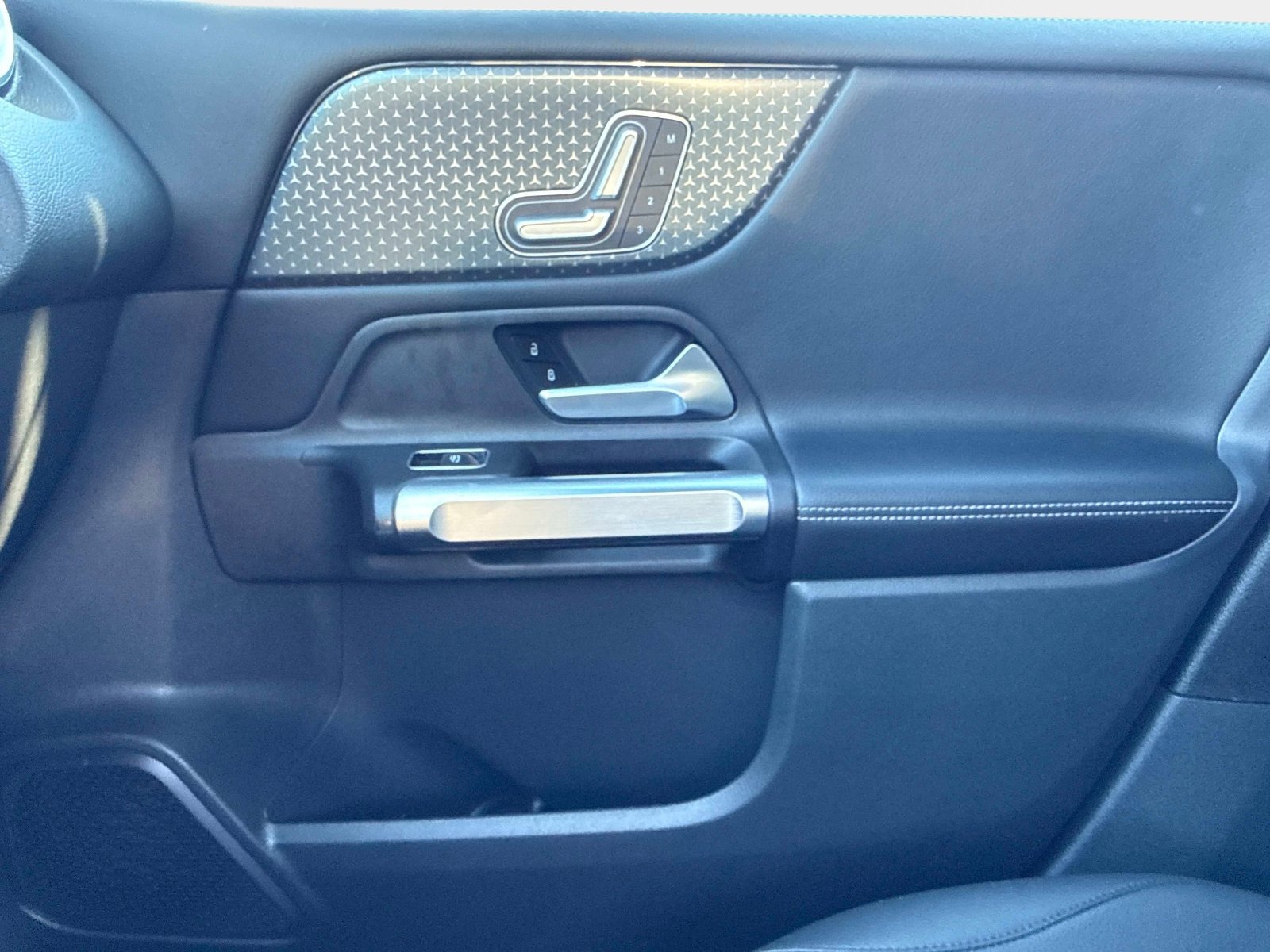 Used 2025 Mercedes-Benz GLB 250 image 23