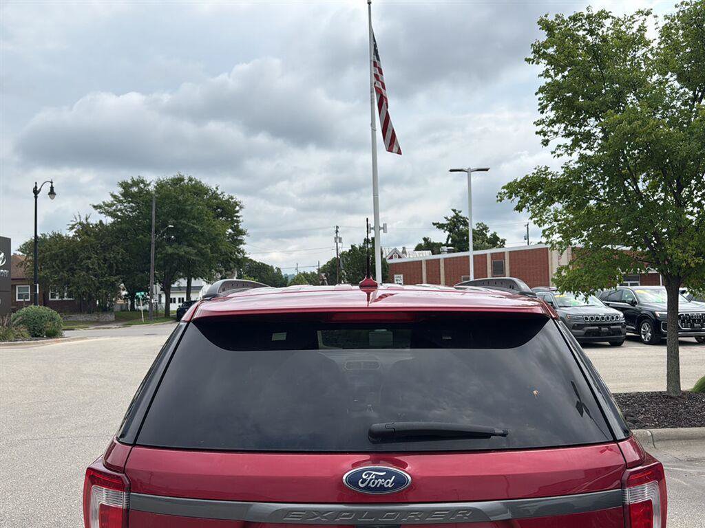 Used 2018 Ford Explorer XLT w/ Equipment Group 202A AWD/4WD image 13