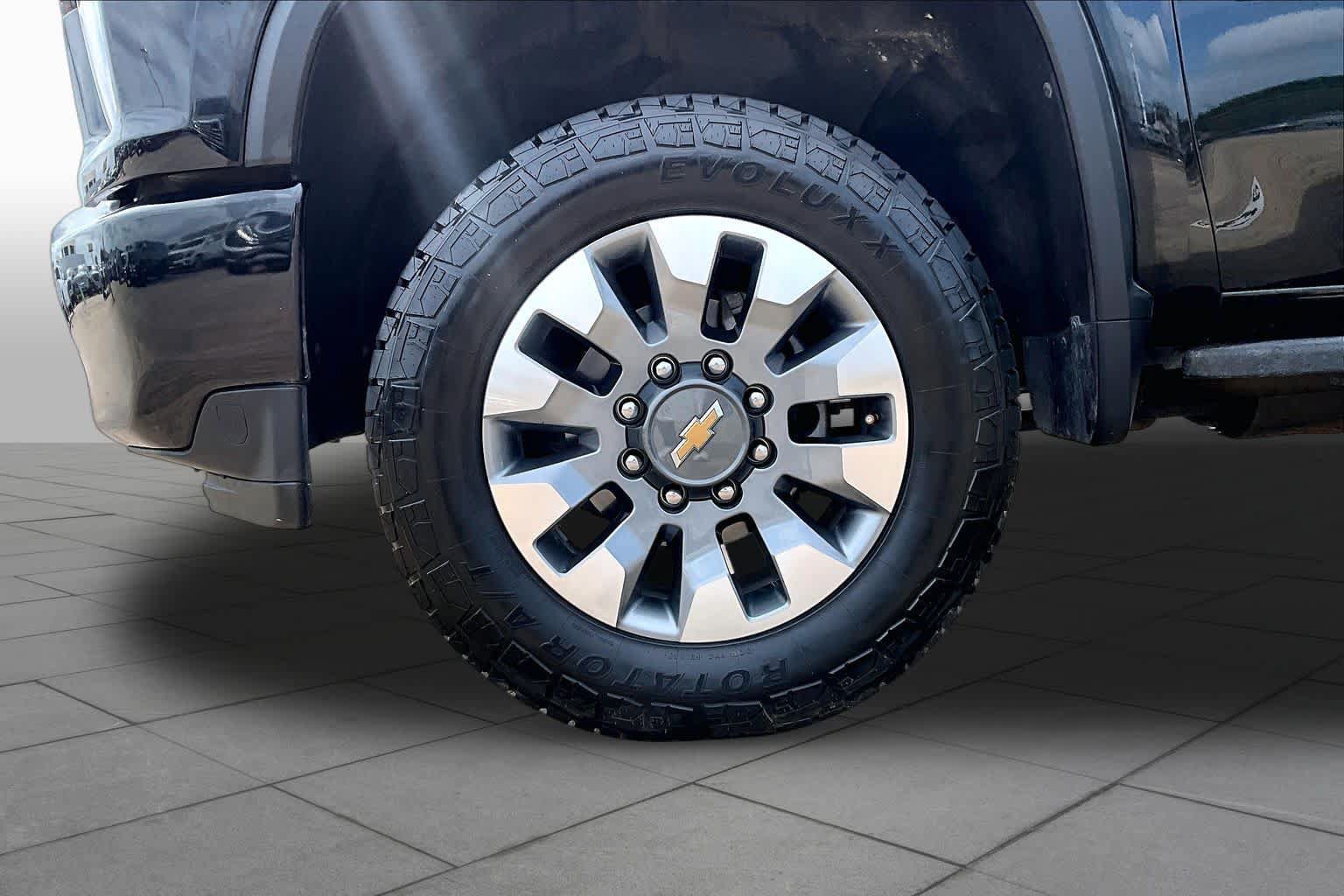 Used 2022 Chevrolet Silverado 2500 Custom w/ Custom Value Package AWD/4WD image 11