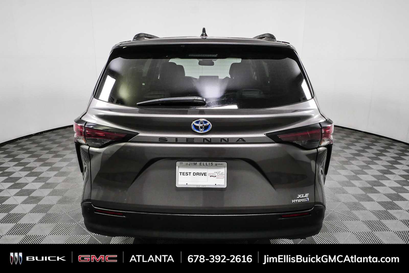 Used 2024 Toyota Sienna XLE FWD image 27
