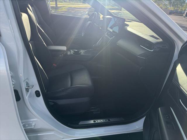 Certified 2023 Toyota Venza XLE AWD/4WD image 32