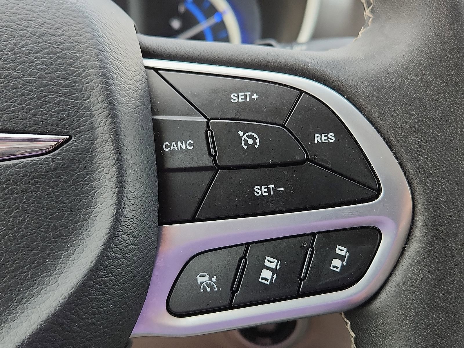 Used 2024 Chrysler Pacifica Select image 17