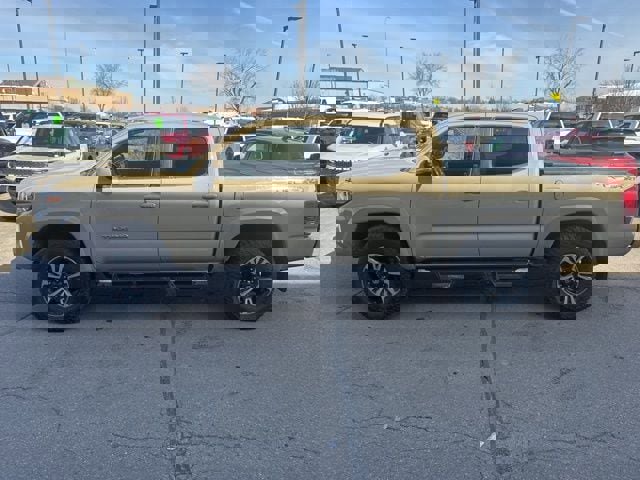 Used 2017 Toyota Tacoma TRD Sport w/ Tow Package (A/T) image 4