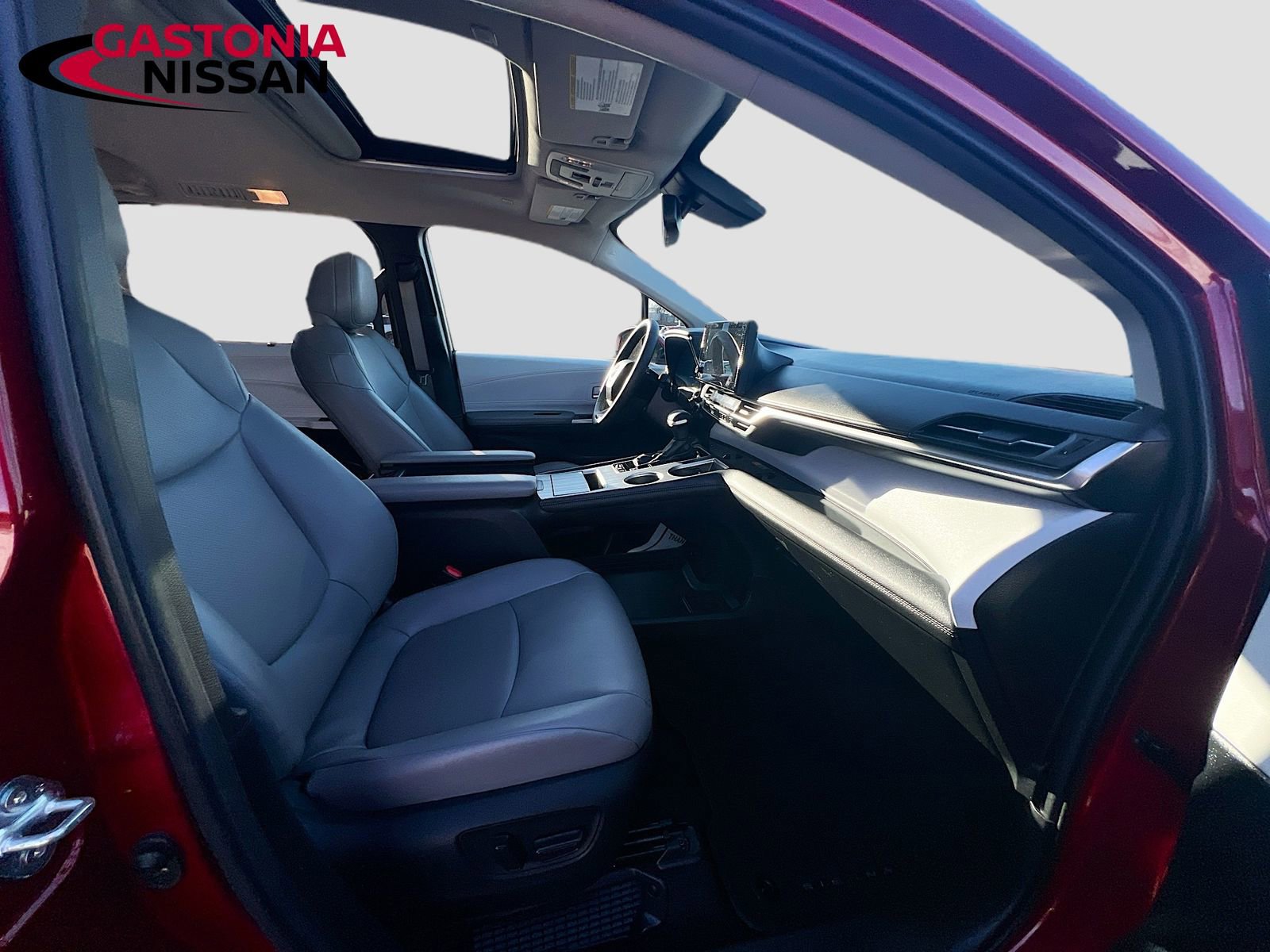 Used 2025 Toyota Sienna XLE image 39