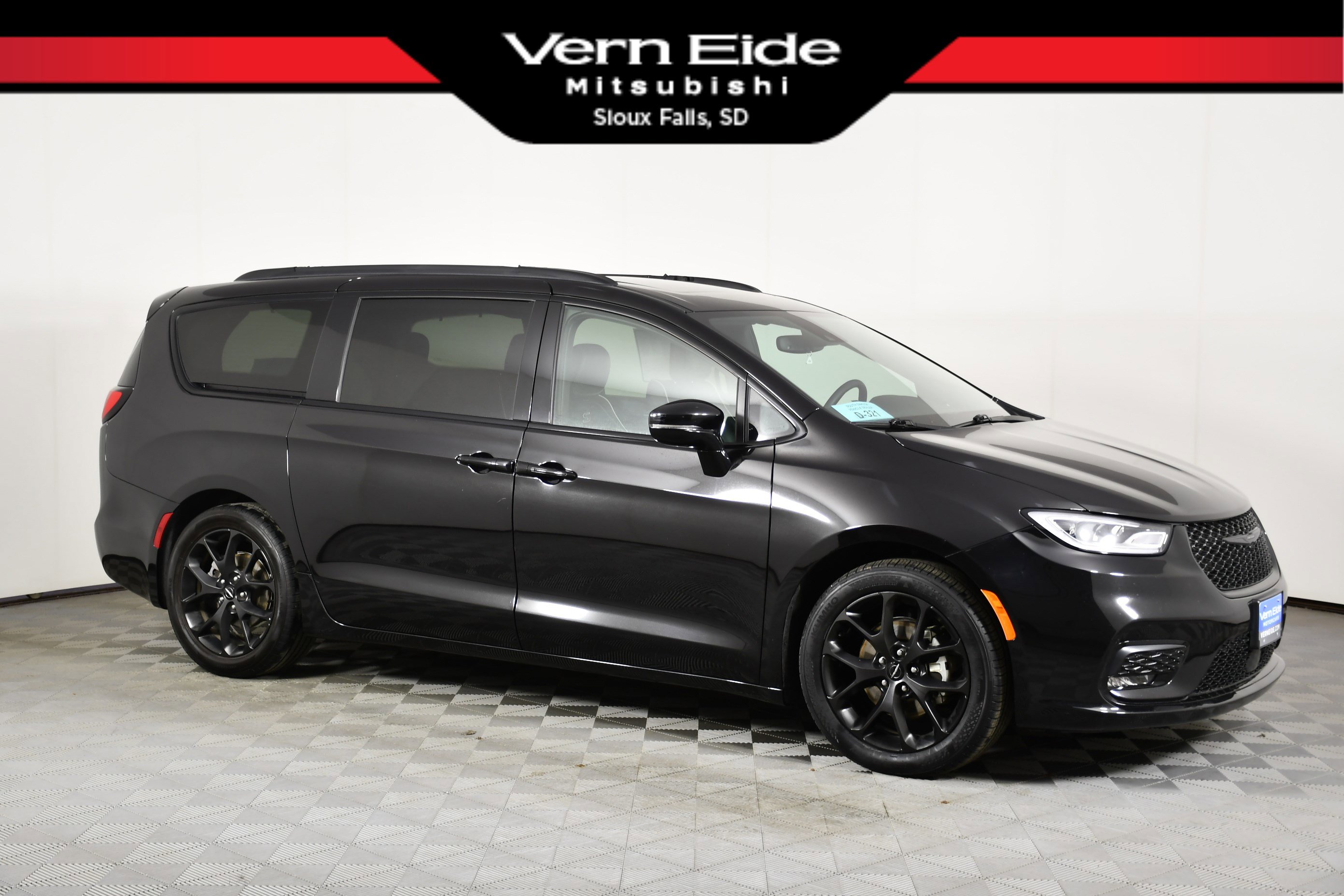 Used 2025 Chrysler Pacifica Limited image 1