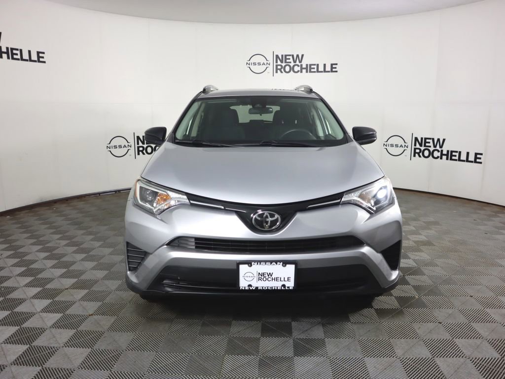Used 2018 Toyota RAV4 LE AWD/4WD image 2