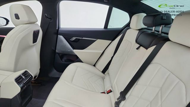 Used 2025 BMW i5 xDrive40 w/ Premium Package image 28