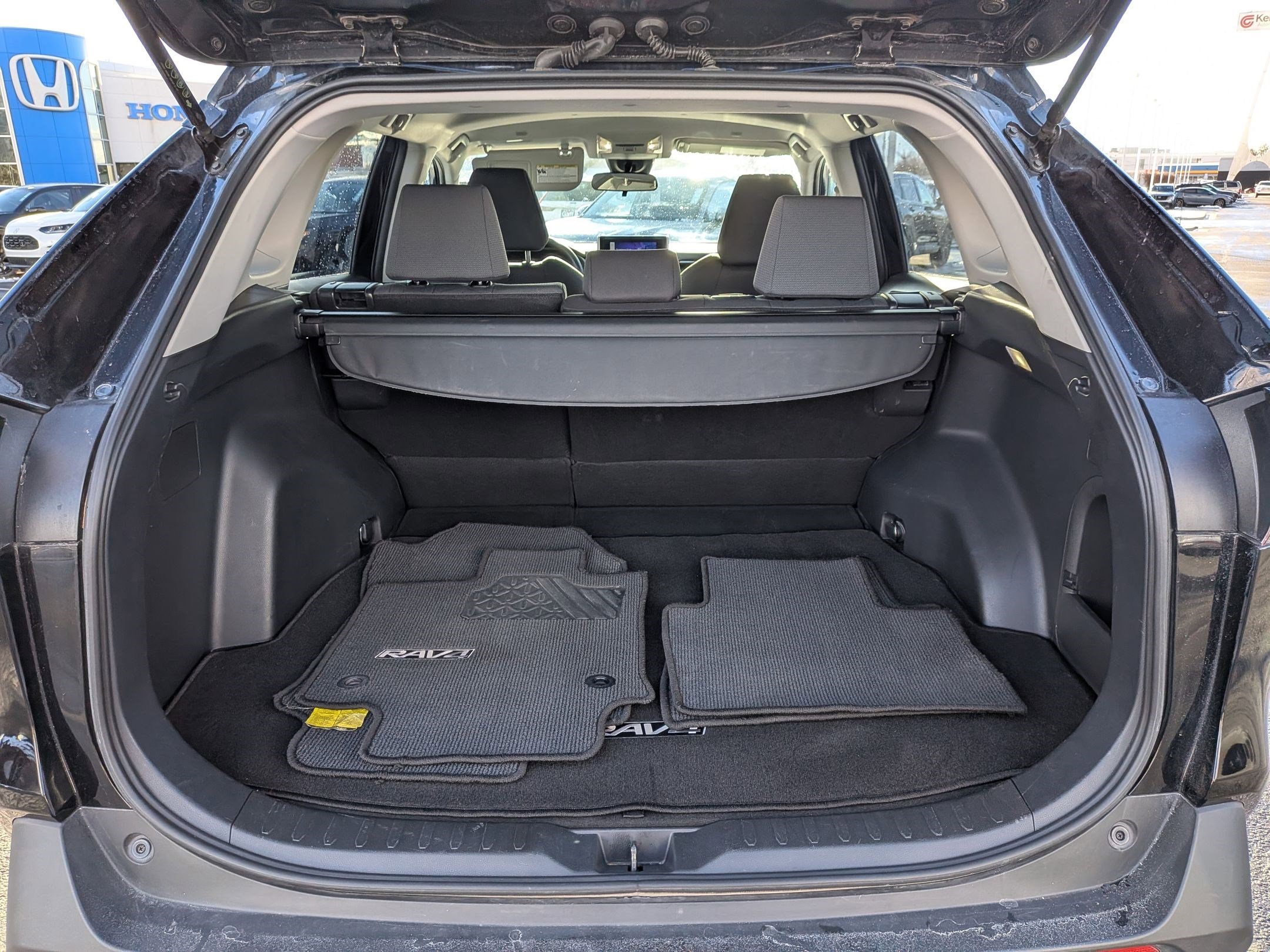 Used 2025 Toyota RAV4 XLE image 30