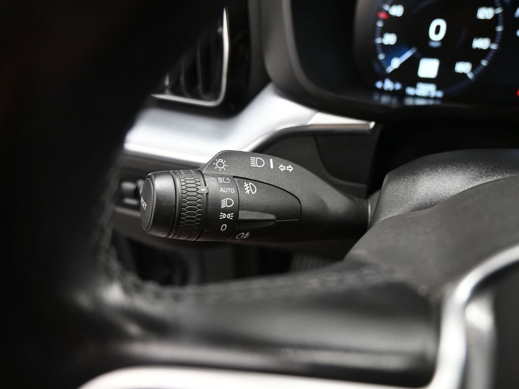 Used 2020 Volvo XC60 T5 Momentum w/ Protection Package Premier image 17