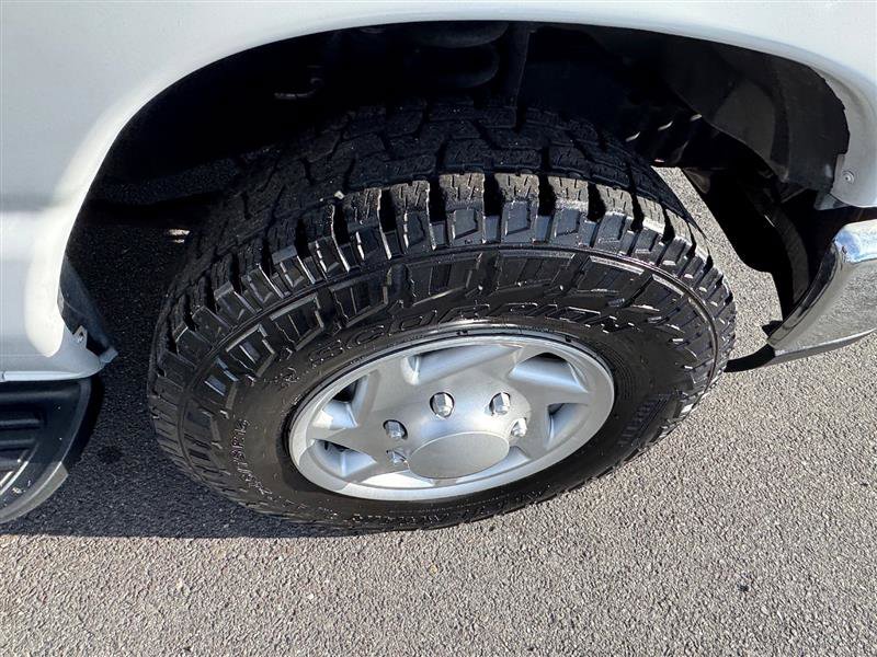 Used 2009 Ford E-350 and Econoline 350 Super Duty Wagon image 29