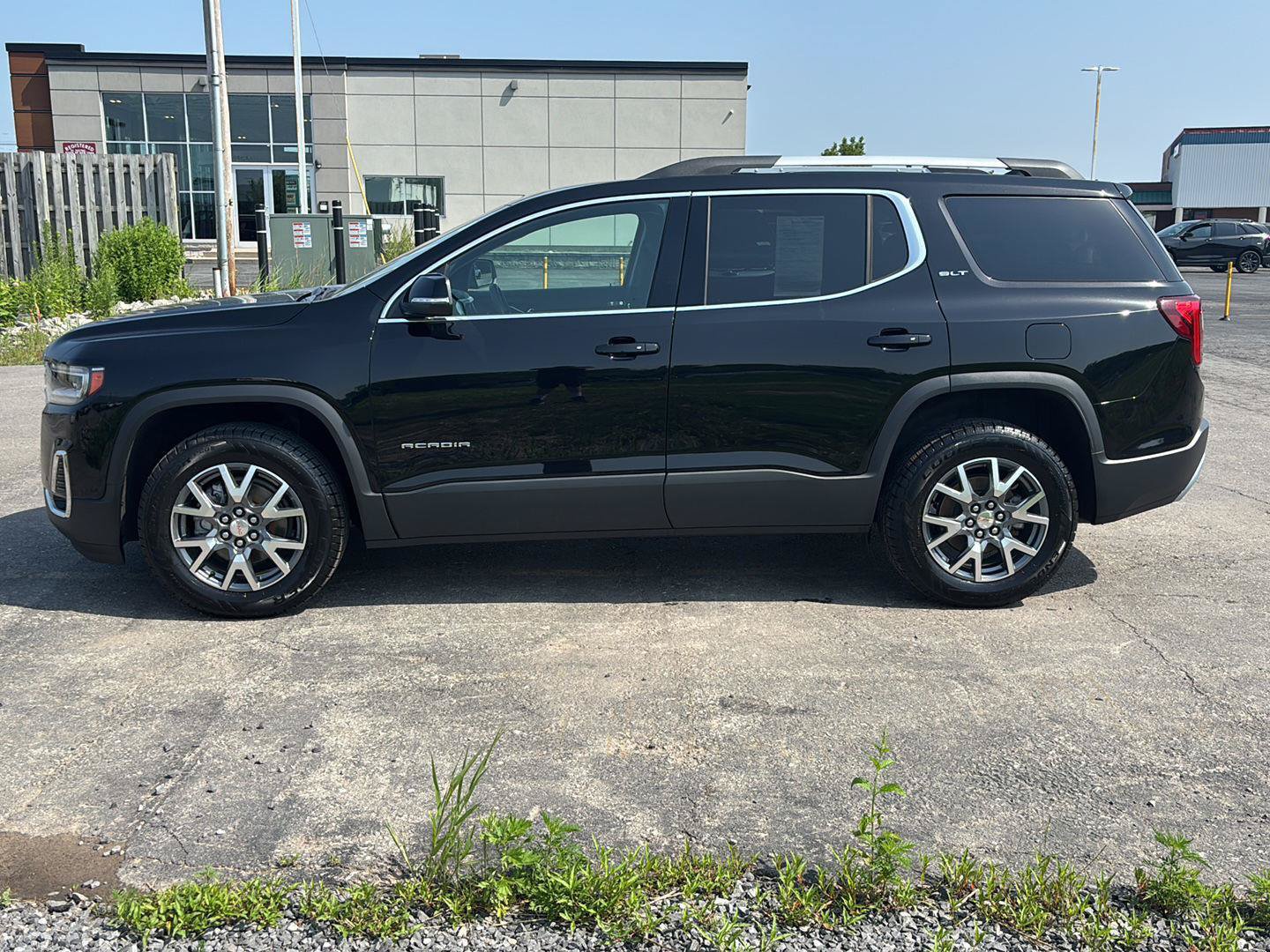 Used 2023 GMC Acadia SLT w/ LPO, Floor Liner Package AWD/4WD image 4