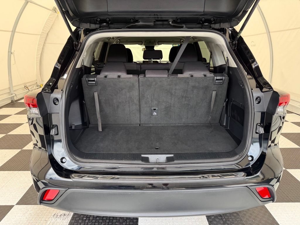Used 2024 Toyota Highlander LE AWD/4WD image 4