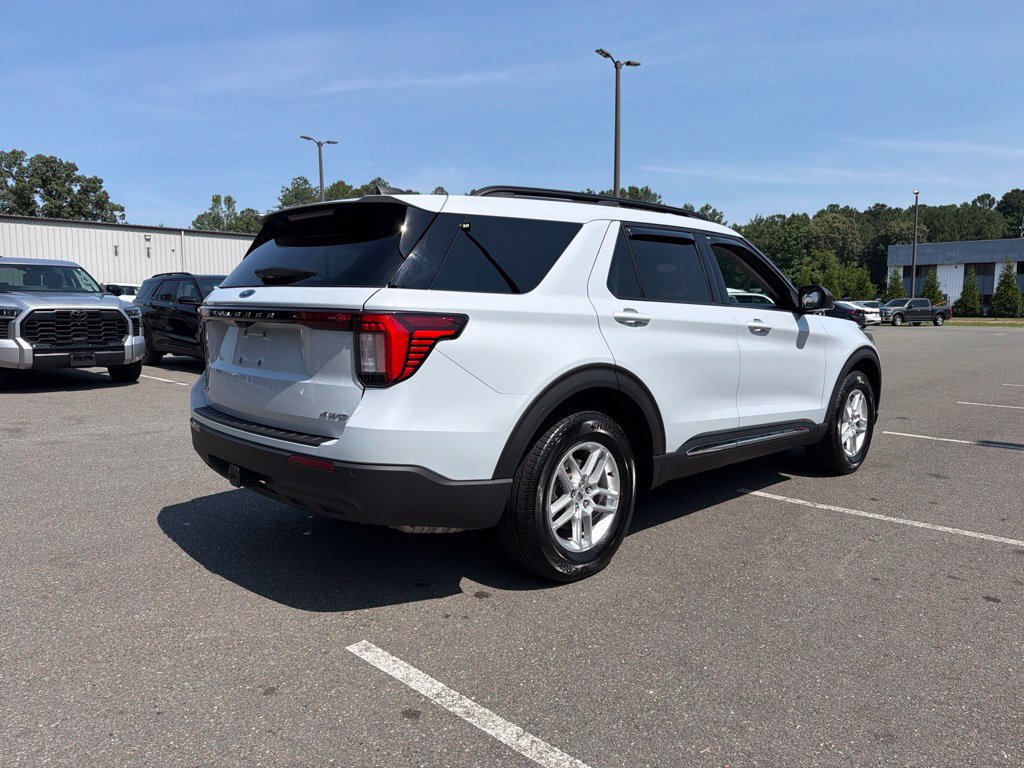Used 2025 Ford Explorer Active AWD/4WD image 5