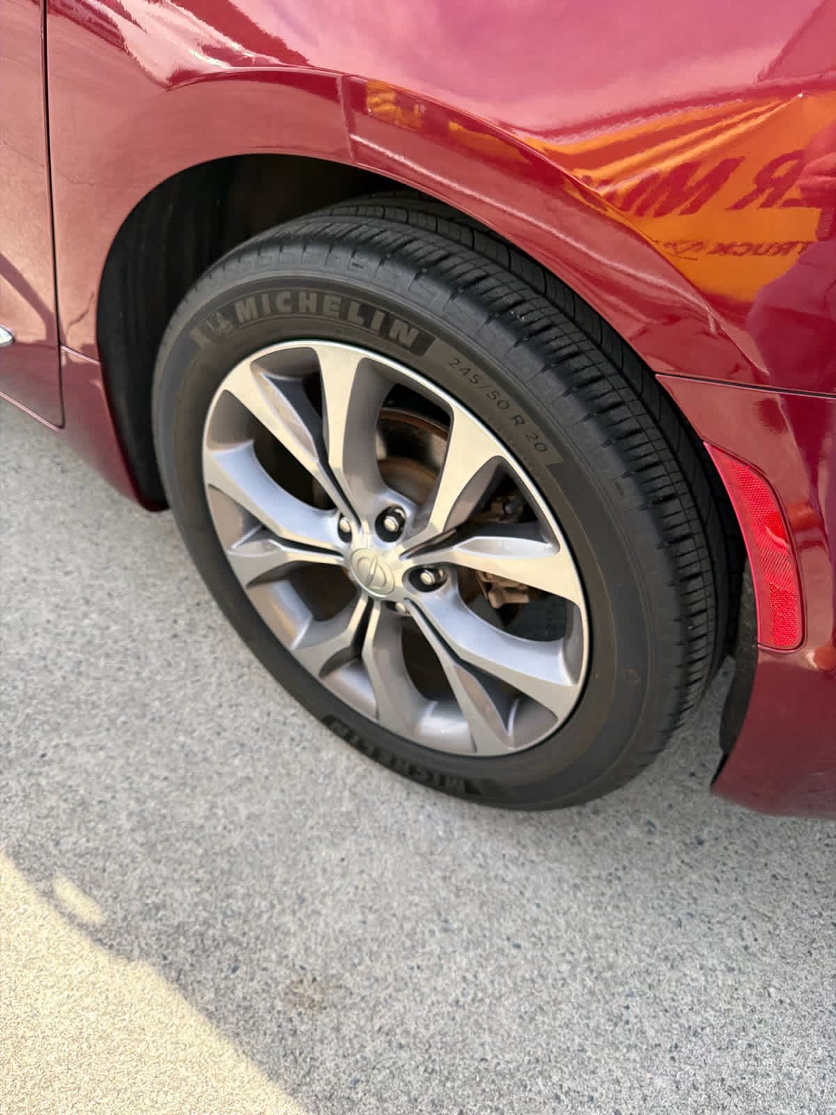 Used 2020 Chrysler Pacifica Limited w/ Tire & Wheel Group FWD image 10
