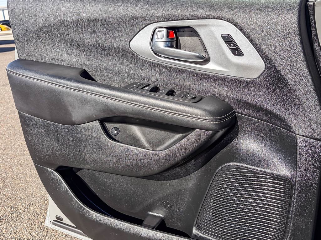 Used 2025 Chrysler Pacifica Premium image 46