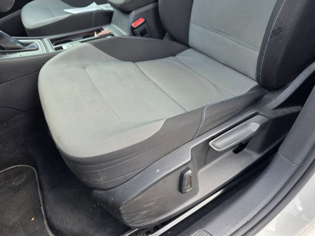 Used 2016 Volkswagen e-Golf SE w/ DC Fast Charging Package FWD image 13